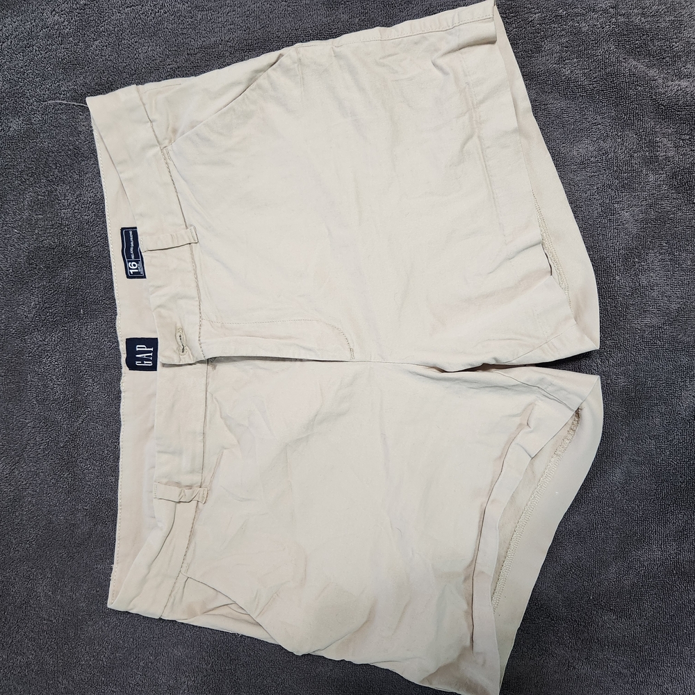 GAP Cream Cargo Shorts with Tailored Fit - Picture 2 of 7